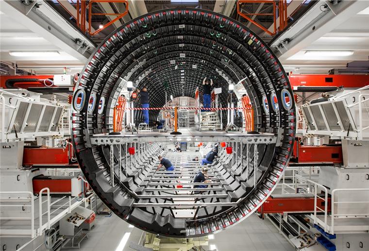 Vor allem ältere Mitarbeiterinnen und Mitarbeiter werden das Flugzeugwerk in Nordenham verlassen.