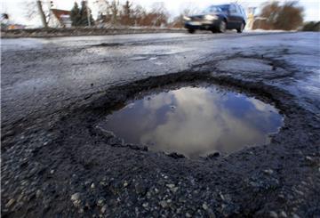 Vor allem im Winter weisen viele Straßen im Cuxland Schäden auf. Welche Strecken besonders sanierungsbedürftig sind, ermittelt die Straßenbaubehörde in Stade alle fünf Jahre.