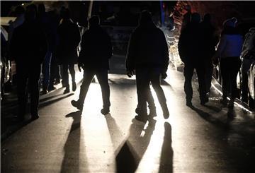 Vor allem in den östlichen Bundesländern (das Foto zeigt eine Szene aus Freiberg in Sachsen), aber auch in Nordenham versammelten sich am Montag Gegnerinnen und Gegner der Coronapolitik und ihrer Regelungen zu sogenannten "Spaziergängen".