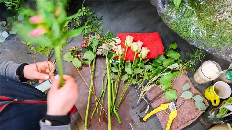 Vor allem junge Männer beschenken nach Angaben des Fachverbands der Floristen ihre Liebsten mit Blumen.