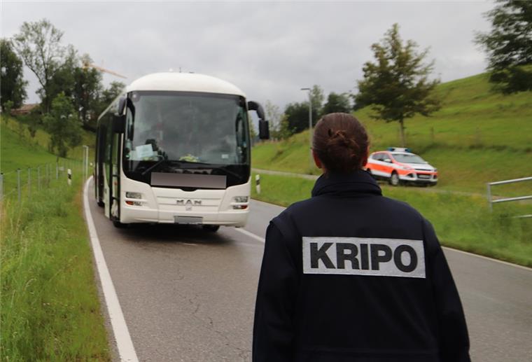 Bayern: Mann ersticht Ehefrau in Linienbus Vor anderen Passagieren hat ein Mann in diesem Bus seine Ehefrau erstochen.