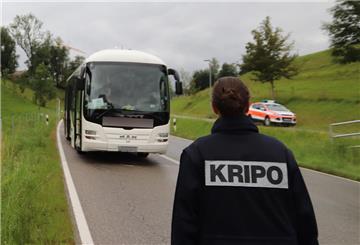 Vor anderen Passagieren hat ein Mann in diesem Bus seine Ehefrau erstochen. 