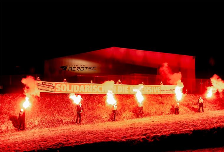Vor Beginn der Frühschicht haben Gewerkschafter von Premium Aerotec in Nordenham am Donnerstag für die Tarifforderungen der IG Metall demonstriert.