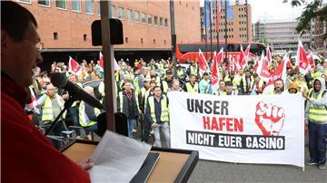 Vor Beginn einer Demonstration stehen streikende Hafenarbeiter bei einer Kundgebung zusammen.