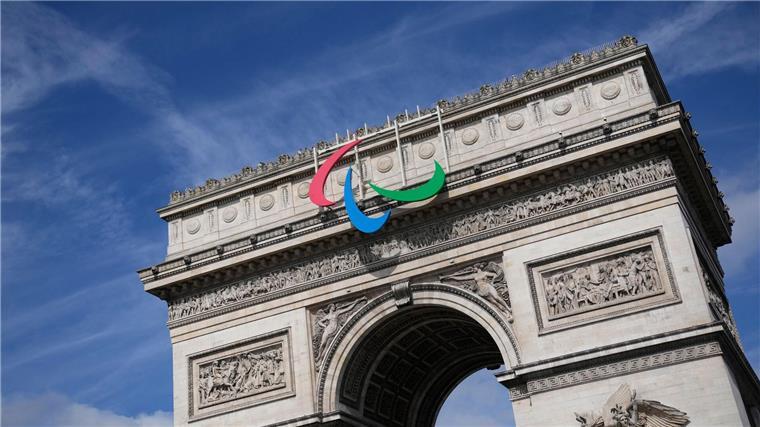 Vor dem Arc de Triomphe werden die Paralympics eröffnet.