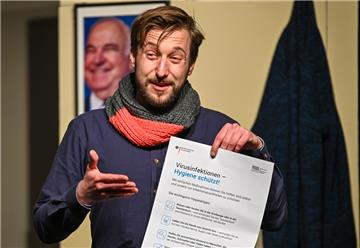 Vor dem Auftritt des Kabaretttheaters „Die Distel“ am Mittwoch im Capitol gab Kulturreferent Tobias Pollock noch Hygienehinweise. Jetzt fallen erst mal die nächsten drei Gastspiele aus.