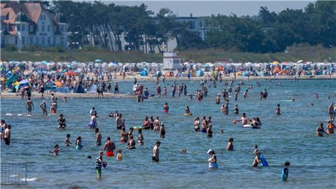 Vor dem Baden im kühlen Meer sollte man den aufgeheizten Körper langsam runterkühlen, sonst kann es lebensgefährlich werden. (Archivbild)