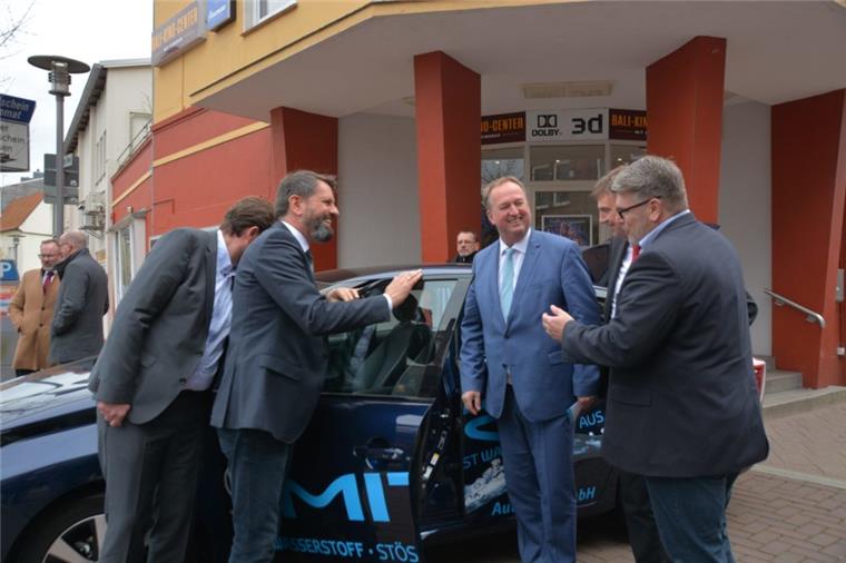 Umweltminister Lies in Cuxhaven: "Die Zukunft gehört dem Norden" Vor dem Bali-Kino in Cuxhaven konnten sich Marco Schmidt (Hydrogentle, von links), Minister Olaf Lies, Landtagsabgeordneter und Bürgermeisterkandidat Uwe Santjer, Landrat Kai-Uwe Bielefeld und Claas Schott (H2BX) ein Beispiel für die Nutzung von Wasserstoff anschauen.