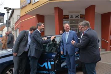 Vor dem Bali-Kino in Cuxhaven konnten sich Marco Schmidt (Hydrogentle, von links), Minister Olaf Lies, Landtagsabgeordneter und Bürgermeisterkandidat Uwe Santjer, Landrat Kai-Uwe Bielefeld und Claas Schott (H2BX) ein Beispiel für die Nutzung von Wasserstoff anschauen.
