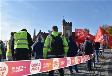 Vor dem Blexer Weserschlösschen kamen am Freitagmittag rund 100 Personen aus der Wesermarsch und Bremerhaven zusammen, um für sichere Arbeitsplätze zu demonstrieren. 
