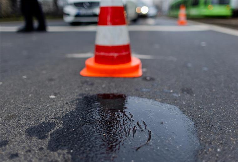 Klimaaktivistin klebt sich auf Straße in Bremen Ein Handabdruck im Kleber eines Aktivisten der letzten Generation ist nach der Räumung von der Straße am Graf-Adolf-Platz zu sehen.