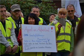 Vor dem DMK-Werk in Zeven-Aspe demonstrierten Beschäftigte aus Sachsen-Anhalt für den Erhalt ihrer Arbeitsplätze.