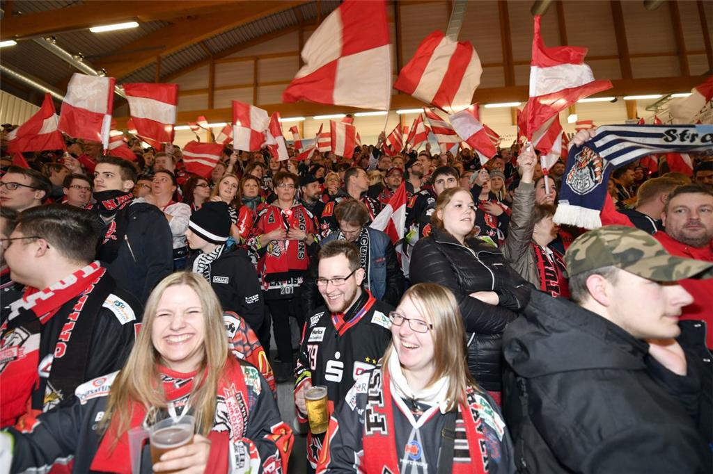 Vor dem ersten Bully sind die Fans der Fischtown Pinguins noch bester Laune.