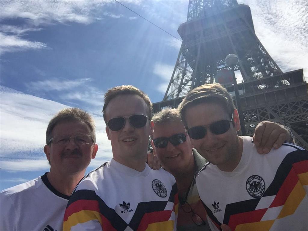 Vor dem Finale ging‘s auf den Eiffelturm. Walter Fricke (von links), Andre Fricke, Jürgen Korte und Bastian Korte wurden von den französischen Fans herzlich empfangen.
