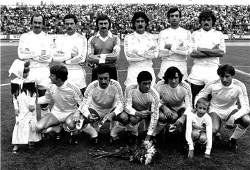 Vor dem Freundschaftsspiel im Nordseestadion gegen SFL Bremerhaven stellten sich die Stars von Real Madrid zum Mannschaftsfoto auf. Oben links ist Uli Stielike zu sehen.