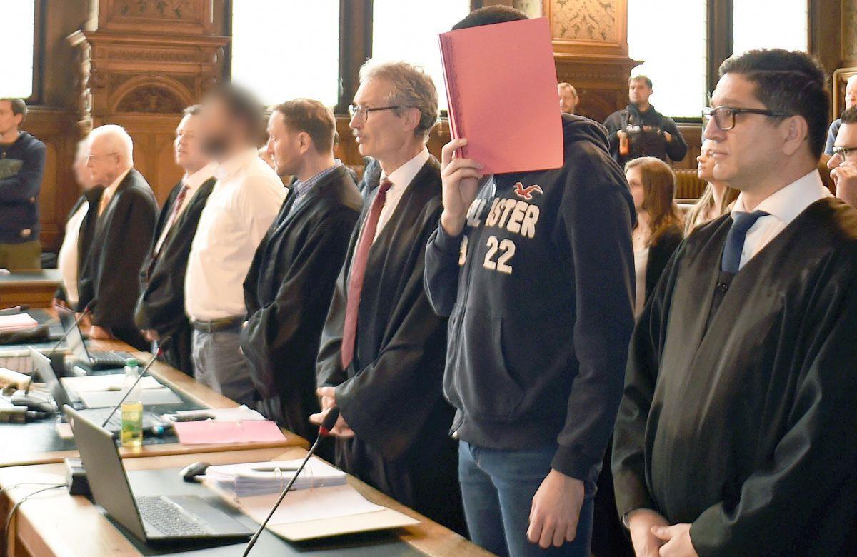Prozess in Bremen: Falsche Polizisten sollen Senioren betrogen haben Vor dem Landgericht Bremen begann der Betrugsprozess gegen vier Männer. Sie sollen sich als Polizisten ausgegeben und so ältere Menschen betrogen haben.