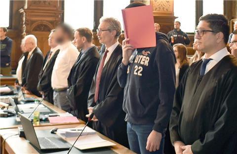 Vor dem Landgericht Bremen begann der Betrugsprozess gegen vier Männer. Sie sollen sich als Polizisten ausgegeben und so ältere Menschen betrogen haben.
