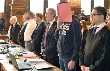 Vor dem Landgericht Bremen begann der Betrugsprozess gegen vier Männer. Sie sollen sich als Polizisten ausgegeben und so ältere Menschen betrogen haben.
