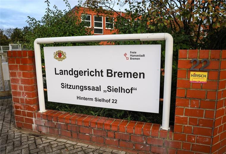 Kokain-Schmuggel im Containerhafen: Heute soll das Urteil im Prozess fallen Ein Schild steht vor einem externen Sitzungssaal des Landgerichts Bremen.