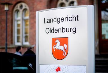 Vor dem Landgericht in Oldenburg wird derzeit gegen einen Mann aus Brake verhandelt, der eine Frau tötete und eine zweite schwer verletzte.
