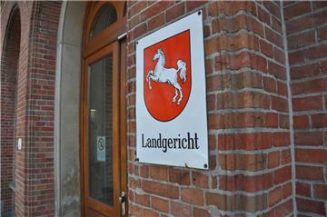 Vor dem Landgericht Oldenburg wird gegen einen 50-Jährigen verhandelt, dem sexueller Missbrauch im Altenheim vorgeworfen wird.