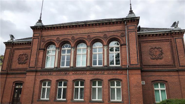 Vor dem Landgericht Verden läuft derzeit ein Prozess um eine rätselhafte Kindstötung durch Unterlassen. Angeklagt sind die Eltern des Babys.