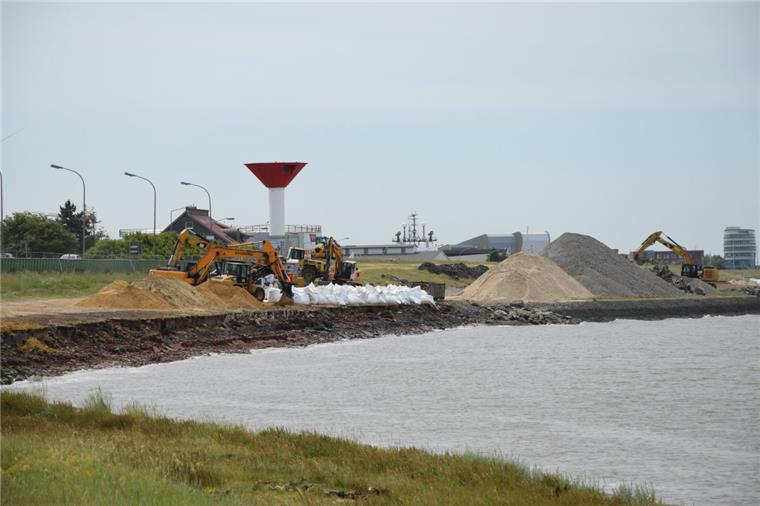 Vor dem Neubau steht der Abriss der bisherigen Deichkante aus Beton und Ziegeln. Künftig wird der Deich vor der  kleinen Halbinsel 16 Meter weiter in die Weser reichen. Auf der anderen Seite der Halbinsel in Höhe des Unterfeuers wird die Weser durch das neue Deichprofil nur neun Meter schmaler.