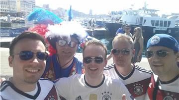 Vor dem Spiel haben die Cuxländer schon in Marseille mit den Franzosen gefeiert:...