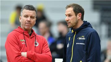 Vor dem Spiel tauschen sich die Trainer Alexander Waibl (Dresden, l) und Felix Koslowski (Schwerin) aus.