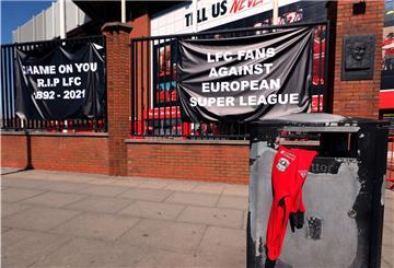 Vor dem Stadion ist ein Liverpool-Trikot in einen Mülleimer geworfen und Protestbanner an einen Zaun gehangen worden. Der FC Liverpool gehört zu einer Gruppe von sechs englischen Vereinen, die sich zu der Gründung einer Super League bekannt haben.