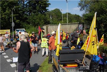 Vor dem Tor des stillgelegten Kernkraftwerks Unterweser (KKU) fand ein kurze Kundgebung mit Musik und einer Rede von Karsten Langbehn statt.