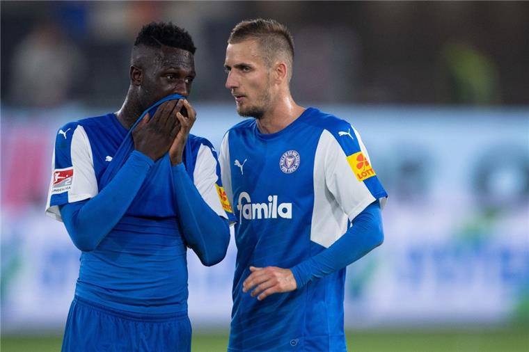 Hat Werder Bremen ein Interesse an Kiels Dominick Drexler? Vor dem Wechsel? Kiels Dominick Drexler (rechts) gilt als Kandidat bei Werder Bremen.