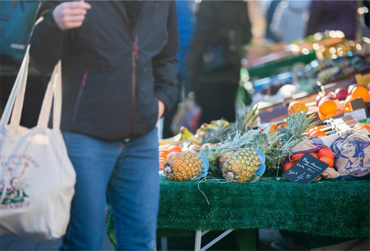 Bremerhaven: So lauten die Öffnungszeiten der Wochenmärkte Menschen kaufen auf dem Wochenmarkt ein.