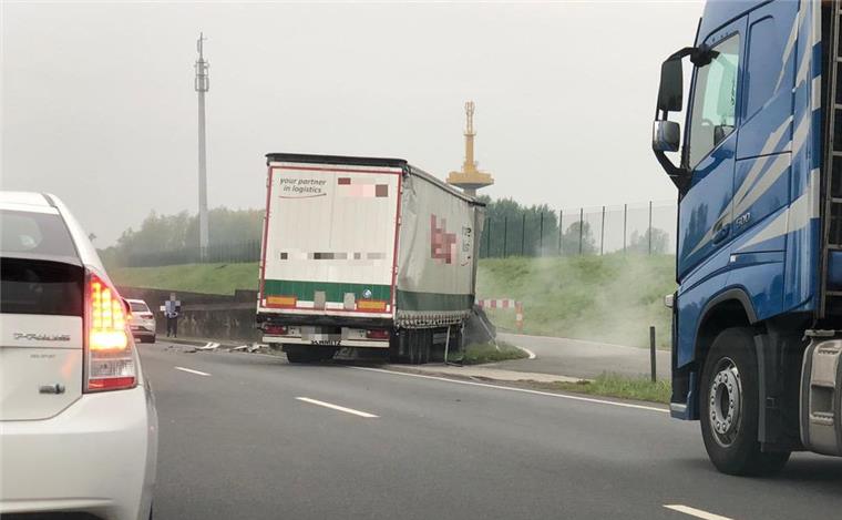 Vor dem Wesertunnel ist ein Lkw gegen das Tunnelportal gekracht.