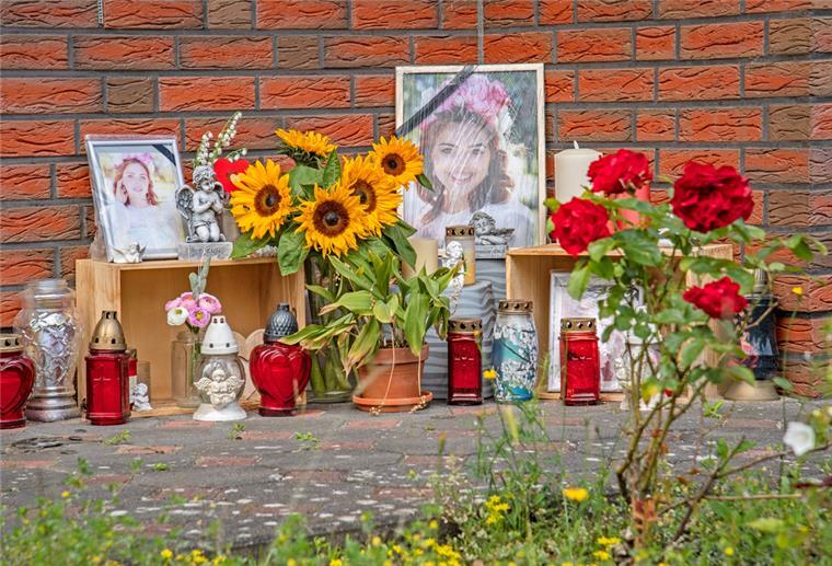 Vor dem Wohnhaus von Ekaterina B. und ihrer Familie in Wulsdorf stehen immer noch Fotos, Kerzen und Blumen. Der Zugang zum Garten ist mit Polizeisiegeln versperrt, alle Rollläden des Hauses sind heruntergelassen.