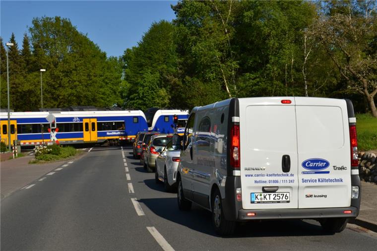 Bahnübergang Loxstedt: Stillstand an den Gleisen Vor den geschlossenen Bahnschranken in Loxstedt bilden sich regelmäßig lange Autoschlangen.