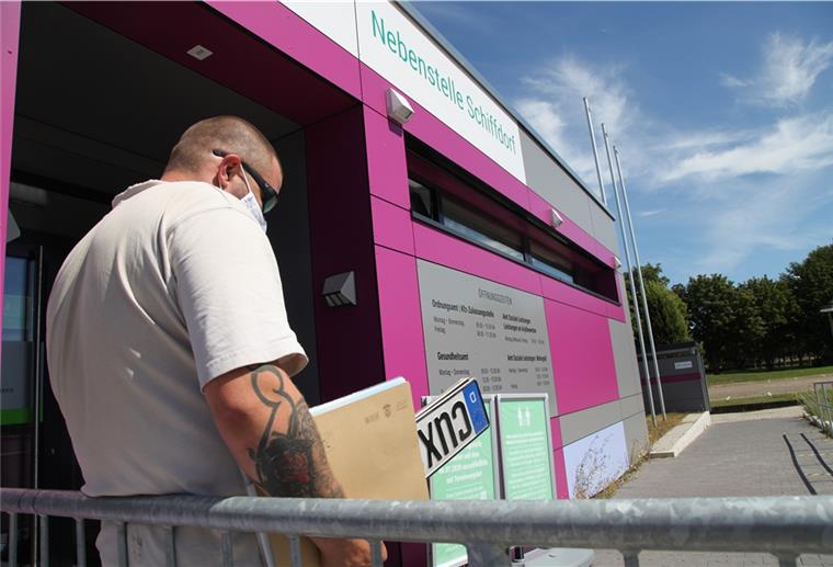 Kfz-Zulassung: Kunden genervt von langen Wartezeiten Vor den KFZ-Zulassungsstellen bilden sich zwar keine Schlangen mehr, seit die Termine online vergeben werden. Dafür dauert es aber manchmal mehr als 14 Tage, bis ein Termin verfügbar ist.