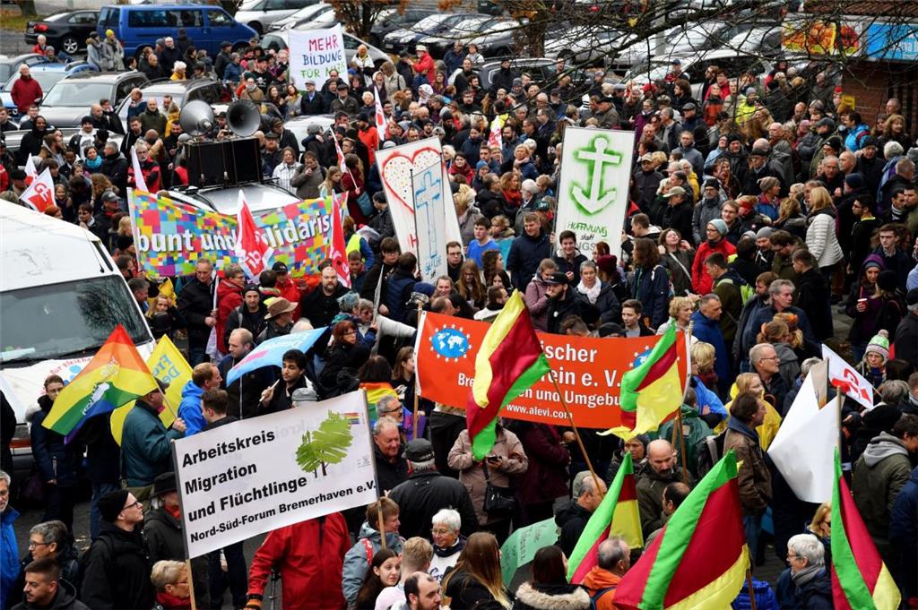 Vor den Stadthäusern in Bremerhaven beginnt die Demonstration. Foto: Scheschonka