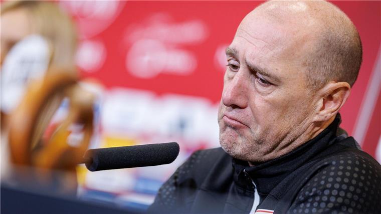 Auch ohne „Plan B“ wird es eng für Jahn-Coach Enochs Vor der Ablösung? Jahn-Coach Joe Enochs bei der Pressekonferenz nach dem 3:8 in Nürnberg.