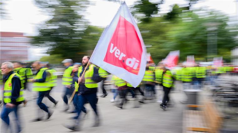Vor der Abschlusskundgebung zogen die Beschäftigten als Demonstrationszug durch die Stadt.