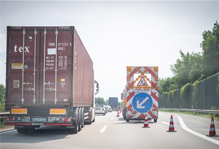Vor der Ausfahrt Bremerhaven-Wulsdorf ist in Richtung Bremen auf der A27 eine Fahrbahn gesperrt.