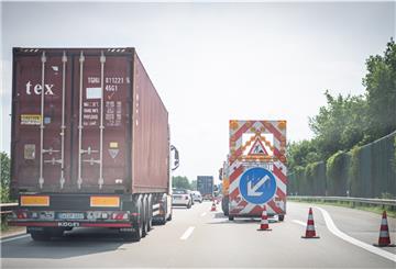 Vor der Ausfahrt Bremerhaven-Wulsdorf ist in Richtung Bremen auf der A27 eine Fahrbahn gesperrt.
