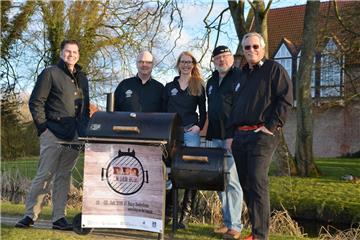 Vor der Beerster Burg wird im Juli um die Wette gegrillt. Das Organisationsteam mit Peter Gütschow (von rechts),Thomas Karstädt,  Stephanie Brockkamp und Thomas Lindenau lädt zusammen mit Roland Lepper vom Beerster Gewerbeverein zum Mitmachen und Mitfeiern ein.