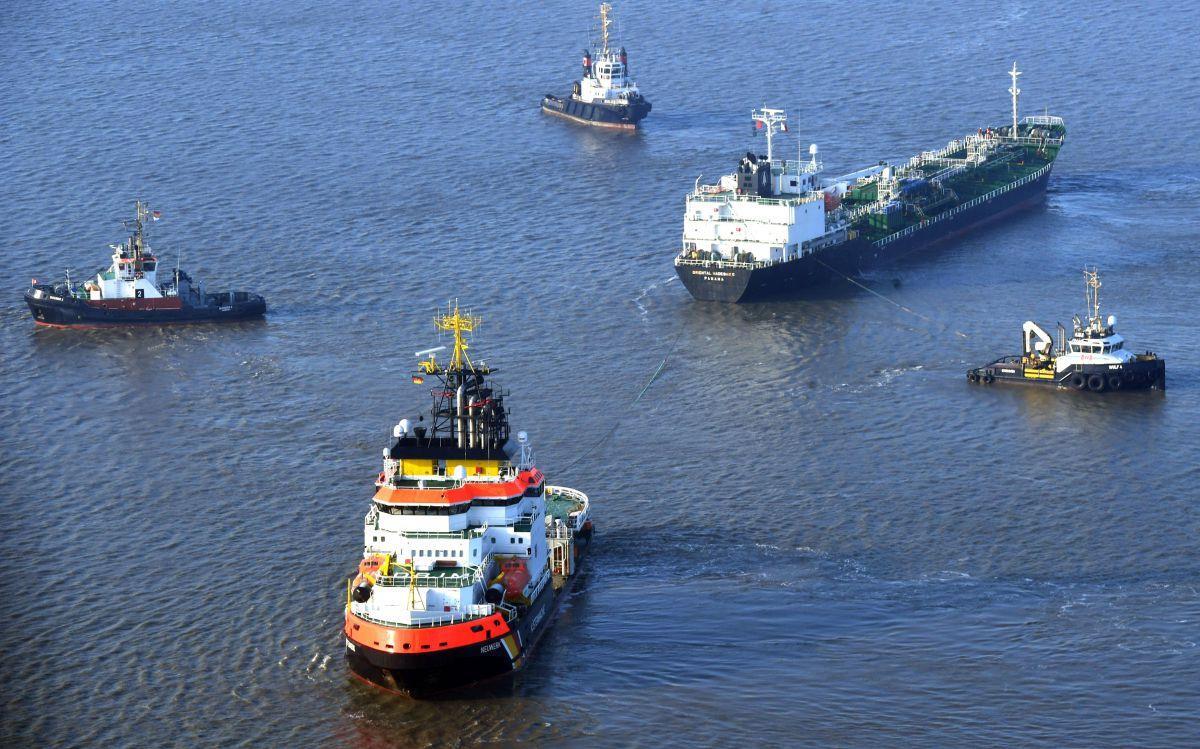 Vor der Bergung sicherten Schlepper und ein Mehrzweckschiff den Tanker in der Elbe bei Cuxhaven.