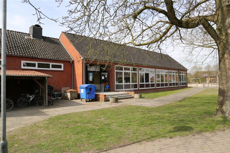 Vor der Bramstedter Grundschule kommt es an Schulstraße immer wieder zu brenzligen Verkehrssituationen. Die Schulleiterin fordert dringend, dass sich etwas ändert.