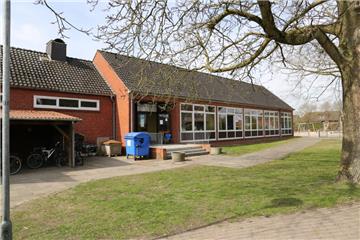 Vor der Bramstedter Grundschule kommt es an Schulstraße immer wieder zu brenzligen Verkehrssituationen. Die Schulleiterin fordert dringend, dass sich etwas ändert.
