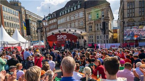 Vor der Bremer Bürgerschaft findet eine Wahlkampfveranstaltung der SPD statt.