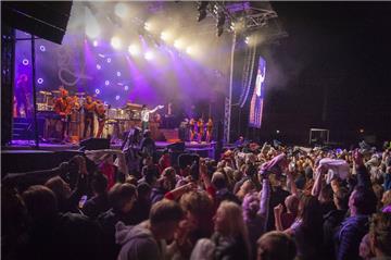 Vor der Bühne ist ordentlich was los. Foto: Masorat