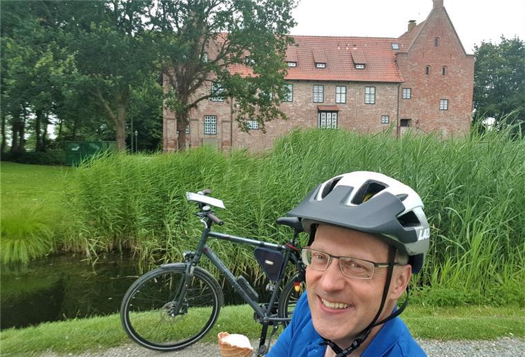 Durch Wald und Wiese zur Burg am See Eis essen vor der Burg Bederkesa