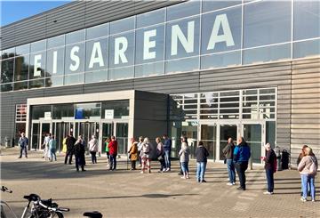 Vor der Eisarena bildete sich zum Start des Dauerkarten-Verkaufs eine lange Schlange